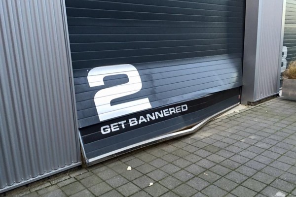 Aanrijschade bedrijfsdeur | Deurtechnieken.nl