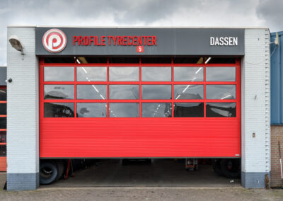 Volbeglaasde bedrijfsdeur met microline UMBRA panelen in verkeersrood (RAL 3020) | Deurtechnieken.nl