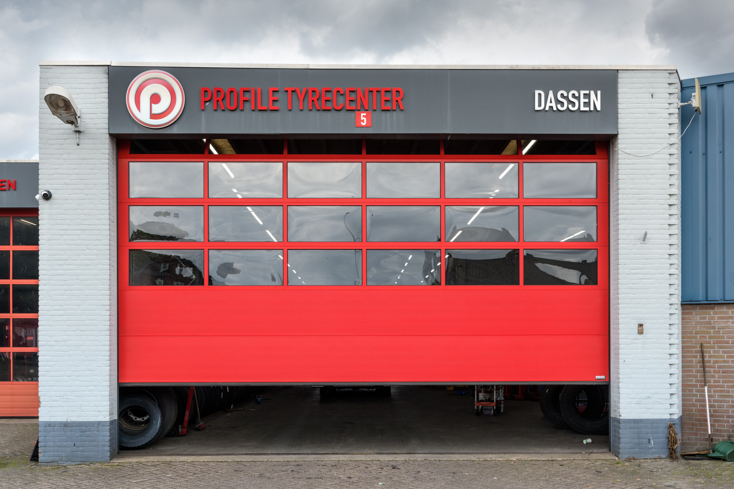 Volbeglaasde bedrijfsdeur met microline UMBRA panelen in verkeersrood (RAL 3020) | Deurtechnieken.nl