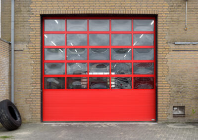 Volbeglaasde bedrijfsdeur met microline UMBRA panelen in verkeersrood (RAL 3020) | Deurtechnieken.nl