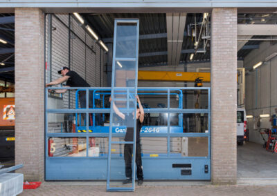 Demonteren van de oude bedrijfsdeuren | Deurtechnieken.nl