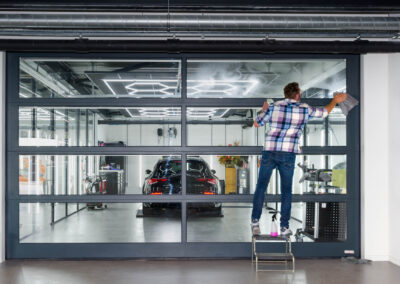 Bart poetst bedirjfsdeuren bij House of Cars in Eindhoven | Deurtechnieken.nl