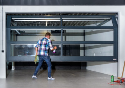 Bart poetst bedirjfsdeuren bij House of Cars in Eindhoven | Deurtechnieken.nl